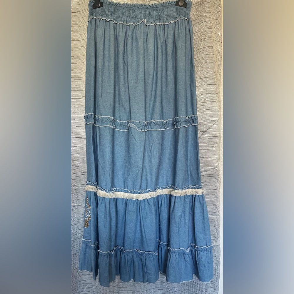 Women’s Maxi skirt with gold detail - Picture 2 of 5